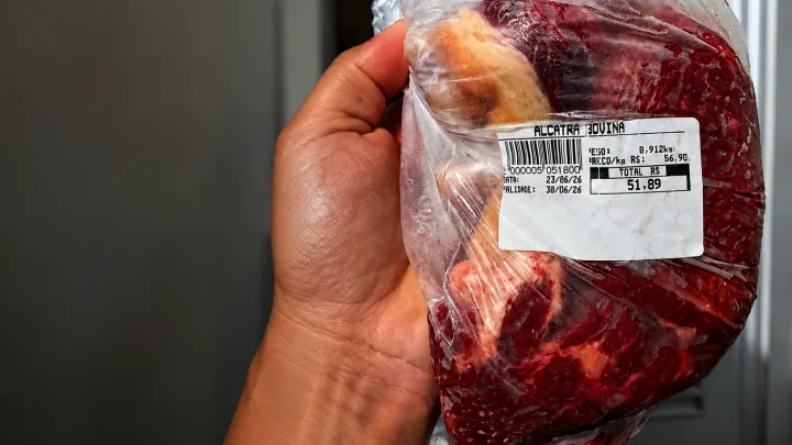 Carne cara vira desafio para famílias brasileiras mesmo com país na liderança mundial da produção