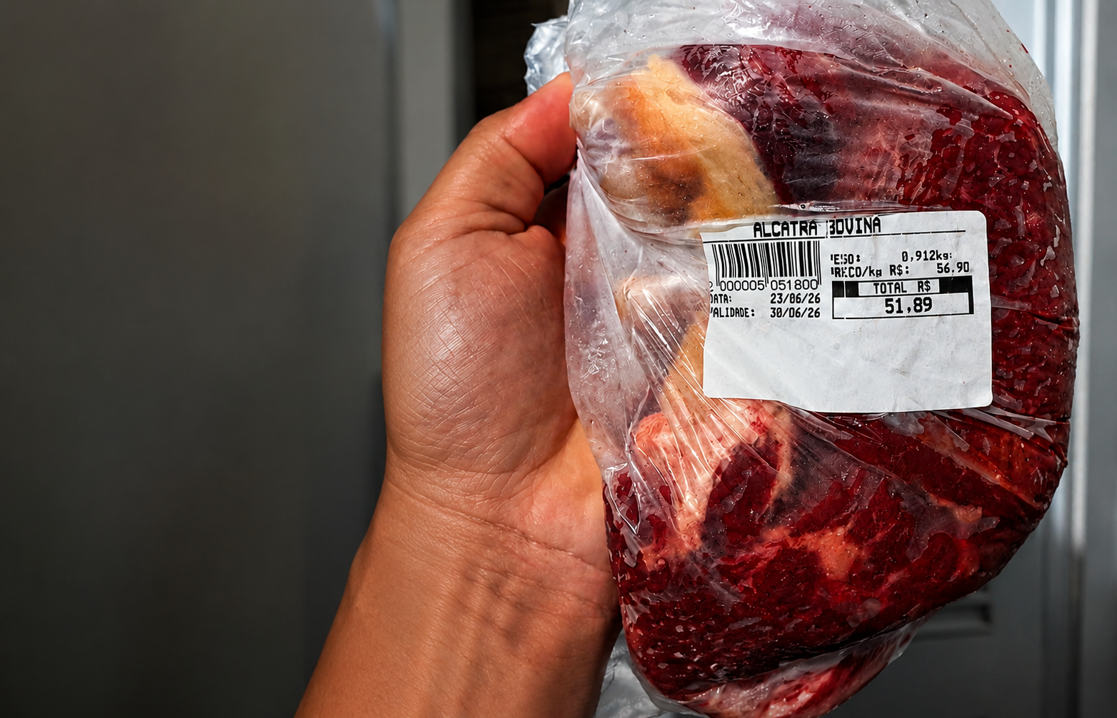 Carne cara vira desafio para famílias brasileiras mesmo com país na liderança mundial da produção
